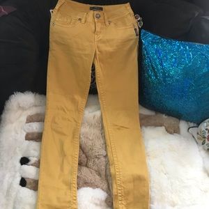 Silver jeans. Suki style. Mustard color 😍😍